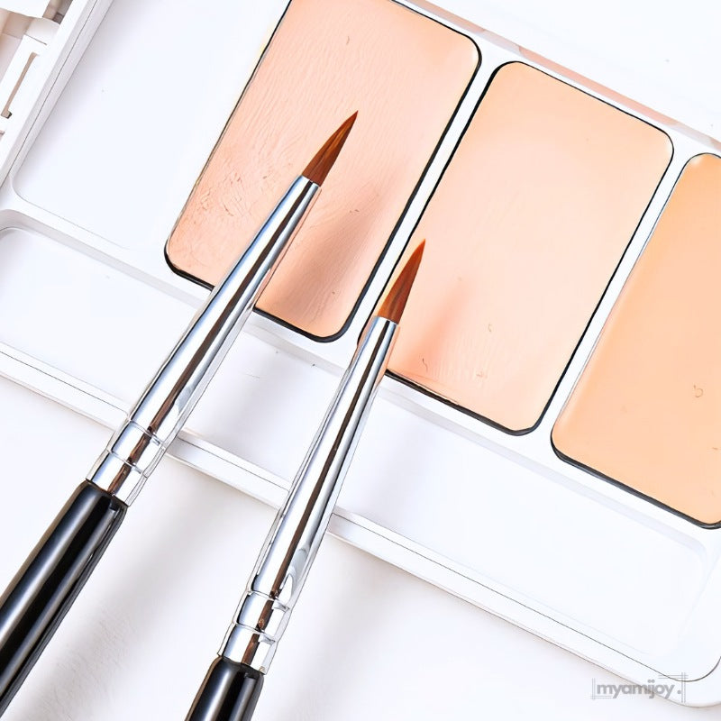 Zielgenaue Schönheit: Feiner Pinsel für Concealer und Eyeliner